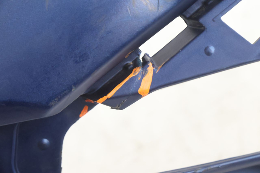 photo de ACHTERLINKSE ZIJKANT YAMAHA N-MAX NMAX 125 (2021 - 2024) - Bevestigingspunten