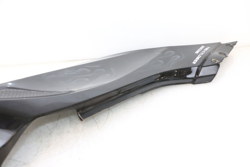 photo de ACHTERLINKSE ZIJPANEEL CAN-AM SPYDER RS 1000 (2008 - 2012) - Kenmerkende details