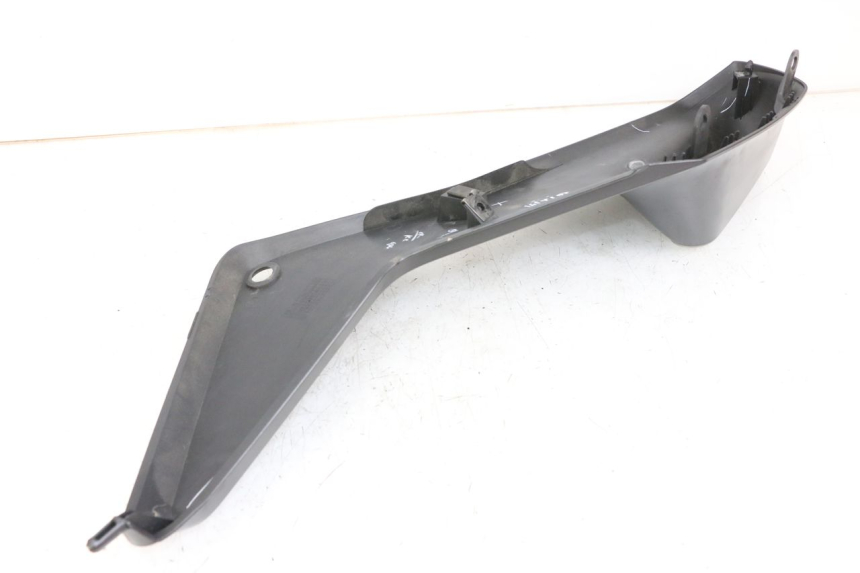 photo de VOORSTE RECHTER ZIJSCHERM HUSQVARNA SVARTPILEN 401 (2018 - 2023) - Detail van het onderdeel