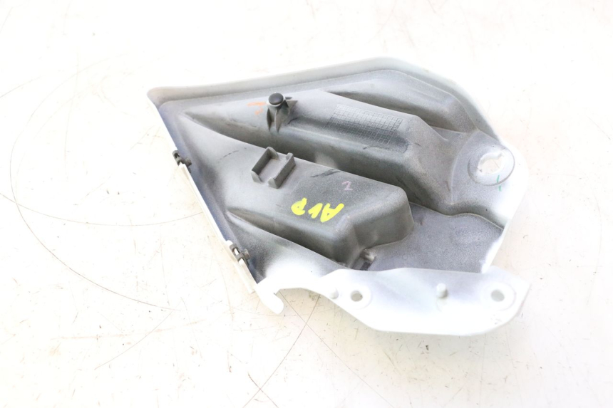 photo de RECHTER ONDERSTE VOORSTE ZIJPANEEL YAMAHA FZ8 800 (2010 - 2016) - Technische close-up