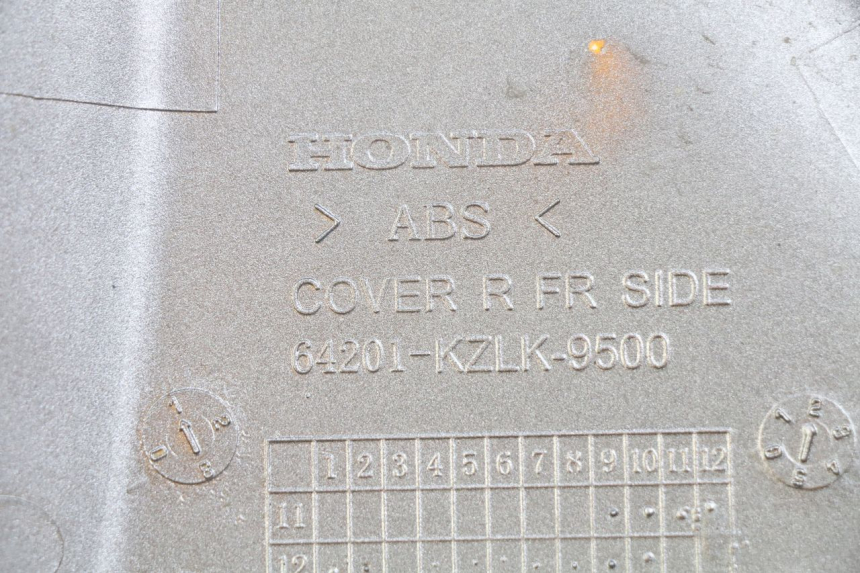 photo de VOORSTE RECHTER ZIJSCHERM HONDA VISION NSC R 50 (2013 - 2015) - Detail van het onderdeel