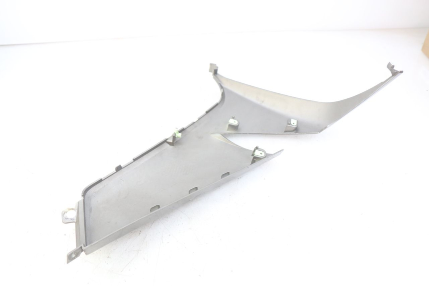 photo de VOORSTE LINKER ZIJPANEEL PEUGEOT CITYSTAR 125 (2011 - 2017) - Detail van het onderdeel