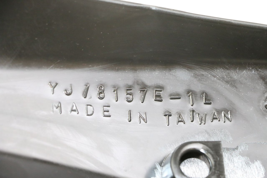 photo de VOORSTE LINKER ZIJPANEEL DERBI SENDA SM DRD X-TREME 50 (2011 - 2017) - Detail van het onderdeel