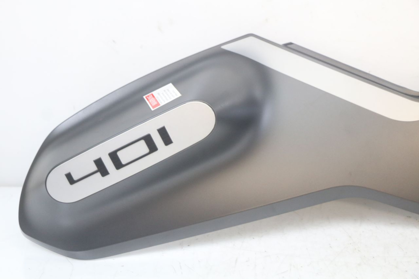 photo de VOORSTE LINKER ZIJPANEEL HUSQVARNA SVARTPILEN 401 (2018 - 2023) - Detail van het onderdeel