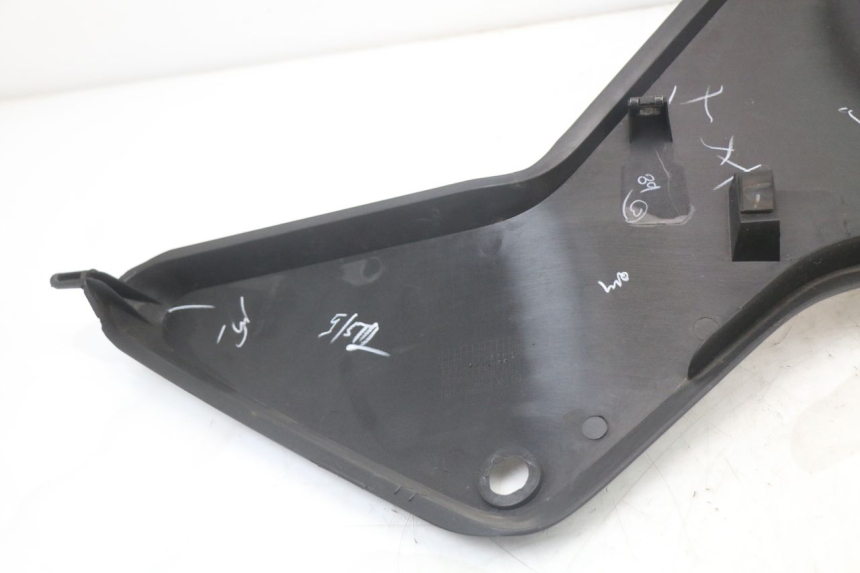 photo de VOORSTE LINKER ZIJPANEEL HUSQVARNA SVARTPILEN 401 (2018 - 2023) - Bevestigingspunten