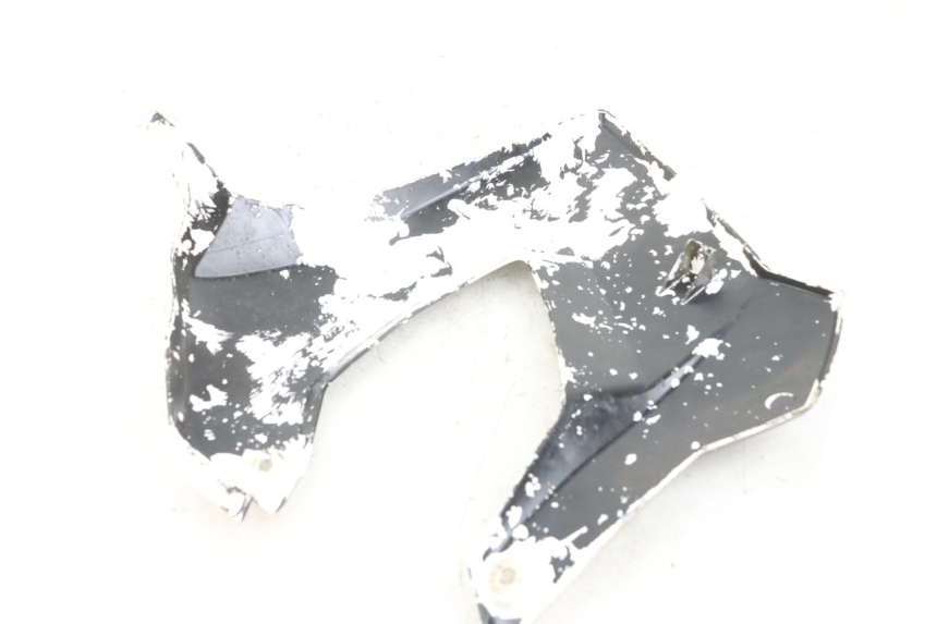 photo de VOORSTE LINKER ZIJPANEEL DERBI SENDA SM X-TREME 50 (2006 - 2010) - Detail van het onderdeel