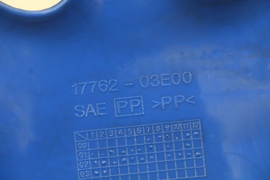 photo de VOORSTE LINKER ZIJPANEEL SUZUKI SMX SUPERMOTARD 50 (1996 - 2001) - Detail van het onderdeel