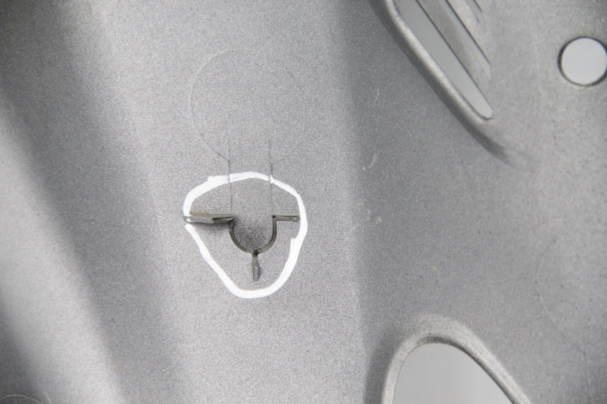 photo de VOORSTE LINKER ZIJPANEEL SUZUKI UC EPICURO 125 (1999 - 2003) - Zoom op gebruiksstaat