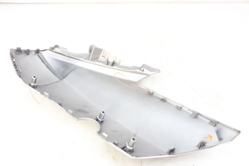 photo de VOORSTE LINKER ZIJPANEEL YAMAHA XMAX X-MAX ABS 125 (2017 - 2020) - Detail van het onderdeel
