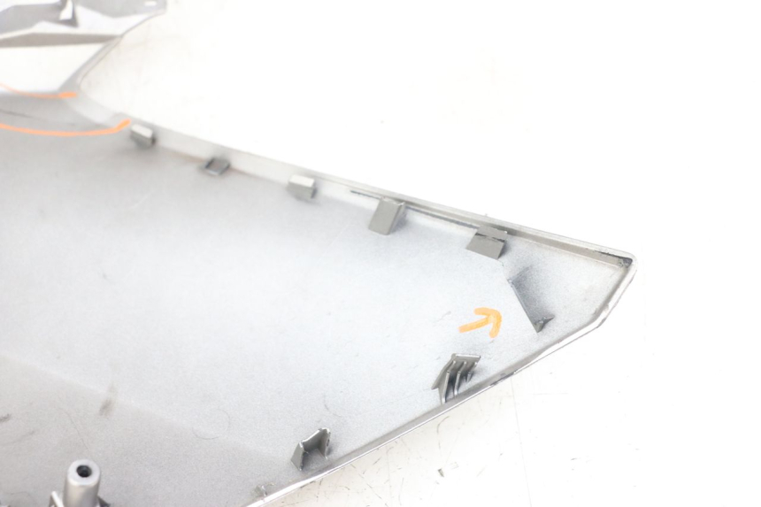 photo de VOORSTE LINKER ZIJPANEEL YAMAHA XMAX X-MAX ABS 125 (2017 - 2020) - Zoom op gebruiksstaat