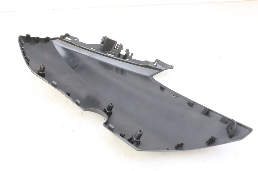 photo de VOORSTE LINKER ZIJPANEEL YAMAHA XMAX X-MAX 125 (2021 - 2025) - Detail van het onderdeel