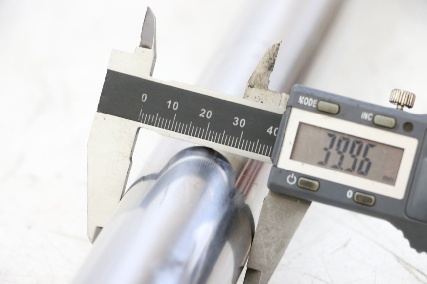 photo de RECHT VOORVORKHULS KAWASAKI GPZ RX 1000 (1986 - 1988) - Detail van het onderdeel