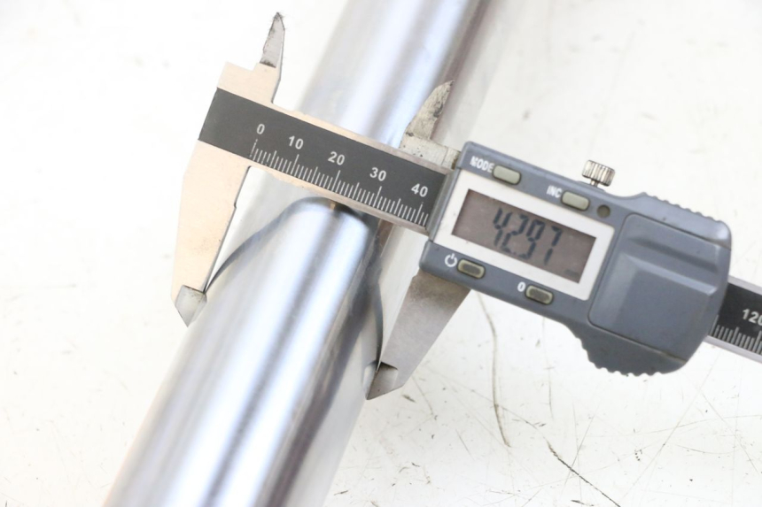 photo de LINKER VORKBUIS YAMAHA FZ6 N FAZER 600 (2004 - 2006) - Detail van het onderdeel