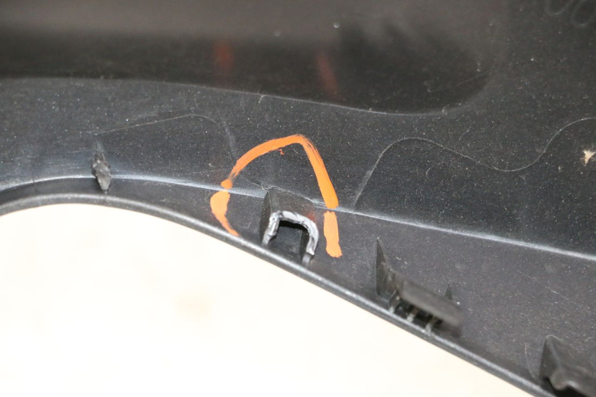 photo de BINNENKANT RECHTE VORKKOP YAMAHA XMAX X-MAX 125 (2021 - 2025) - Bevestigingspunten