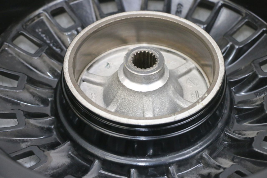 photo de ACHTERWIELVELG EN BAND PEUGEOT DJANGO 4T 50 (2014 - 2019) - Bevestigingspunten