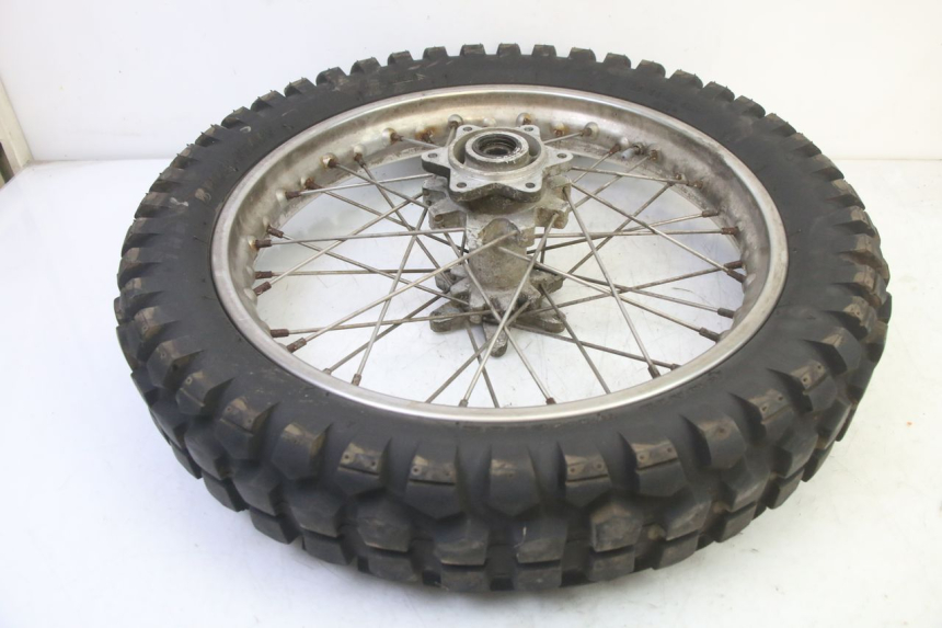 photo de ACHTERWIELVELG EN BAND APRILIA ETX 125 (1998 - 2002) - Bevestigingspunten