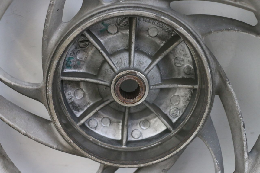 photo de ACHTERWIELVELG EN BAND PIAGGIO FLY 4T 50 (2013 - 2017) - Zoom op componenten