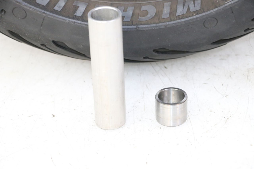 photo de ACHTERWIELVELG EN BAND YAMAHA FZ6 FAZER S2 600 (2007 - 2011) - Bevestigingspunten