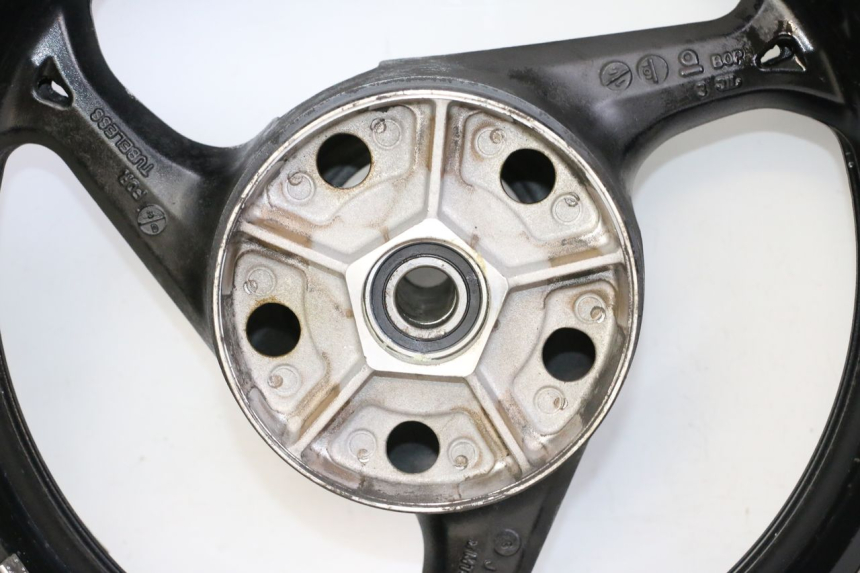 photo de ACHTERWIELVELG EN BAND SUZUKI GSR 750 (2011 - 2017) - Alternatieve hoek