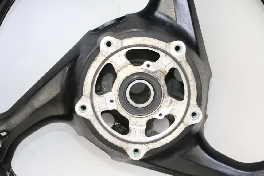 photo de ACHTERWIELVELG EN BAND SUZUKI GSR 750 (2011 - 2017) - Detail van het onderdeel