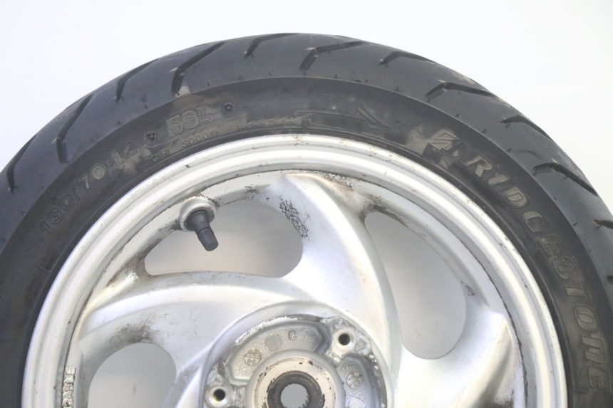 photo de ACHTERWIELVELG EN BAND SYM GTS EVO 125 (2009 - 2013) - Detail van het onderdeel