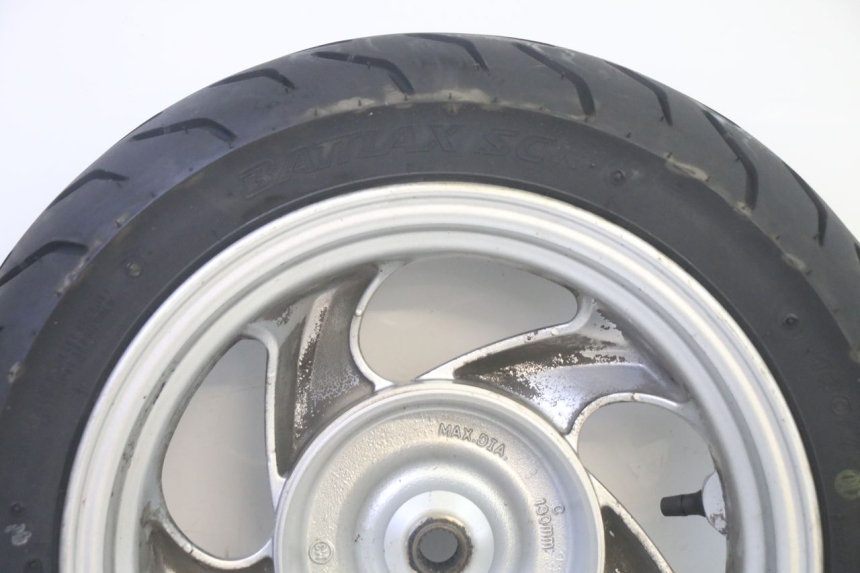 photo de ACHTERWIELVELG EN BAND SYM GTS EVO 125 (2009 - 2013) - Kenmerkende details