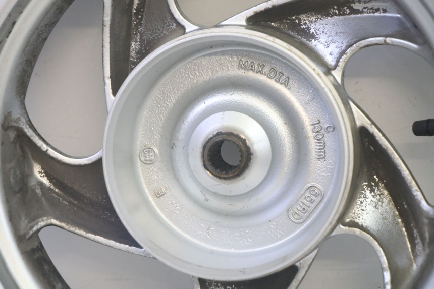 photo de ACHTERWIELVELG EN BAND SYM GTS EVO 125 (2009 - 2013) - Detailaanzicht