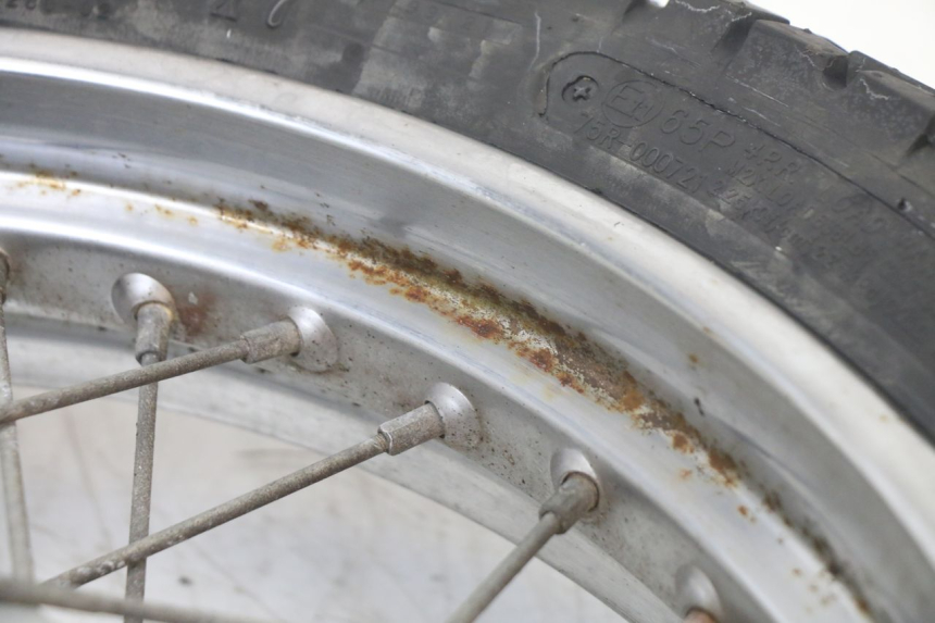 photo de ACHTERWIELVELG EN BAND KYMCO STRYKER OFF ROAD 125 (1999 - 2005) - Kenmerkende details