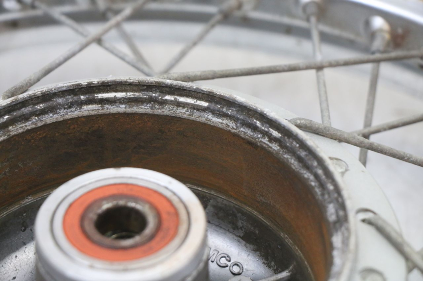 photo de ACHTERWIELVELG EN BAND KYMCO STRYKER OFF ROAD 125 (1999 - 2005) - Zoom op componenten