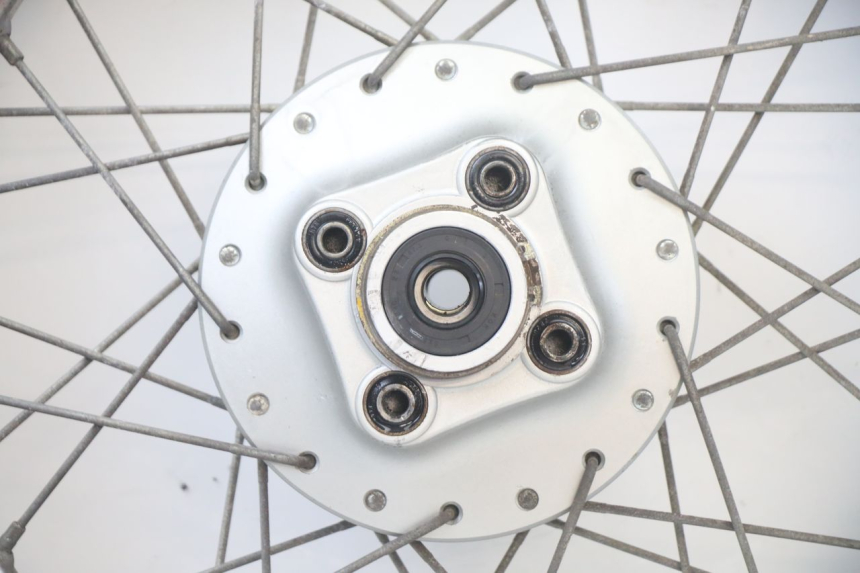 photo de ACHTERWIELVELG EN BAND KYMCO STRYKER OFF ROAD 125 (1999 - 2005) - Technische close-up