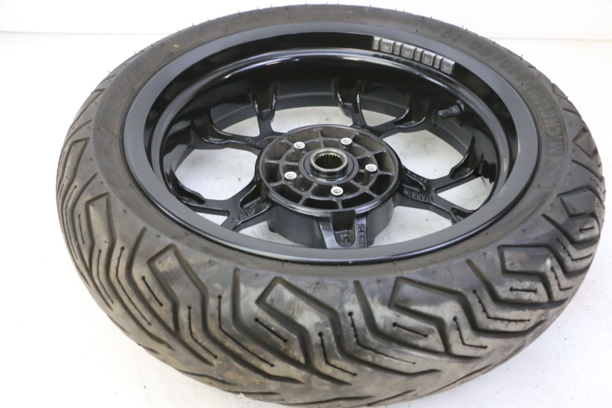 photo de ACHTERWIELVELG EN BAND PIAGGIO MP3 HPE 310 (2024 - 2025) - Technische close-up