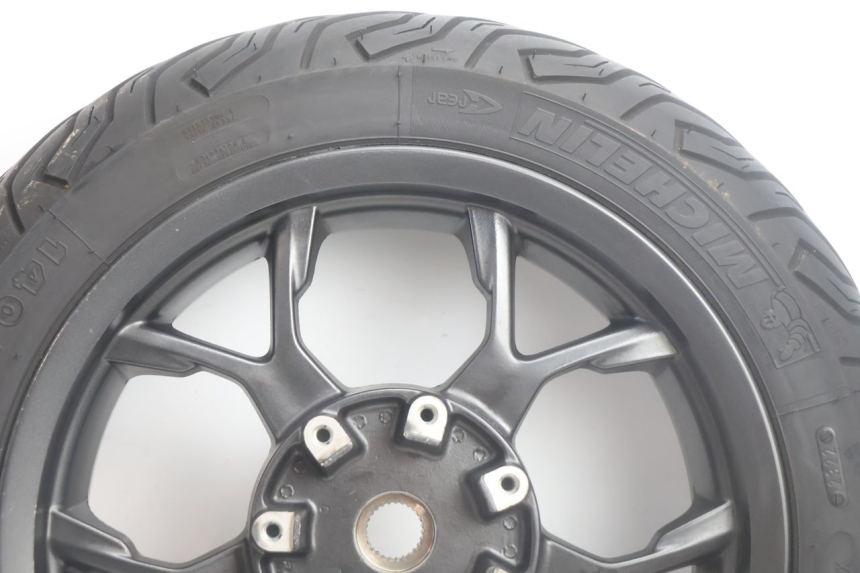 photo de ACHTERWIEL EN BAND PIAGGIO MP3 HPE 530 (2022 - 2026) - Detail van het onderdeel