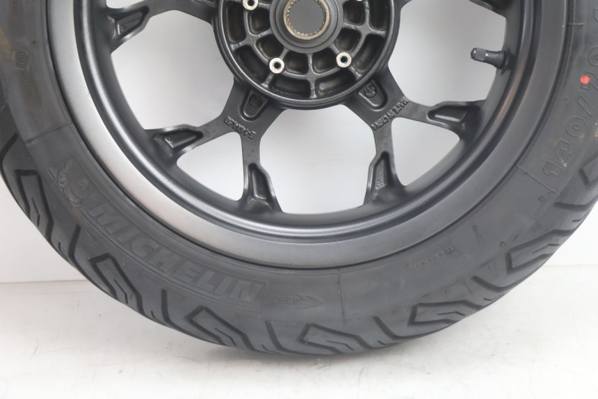 photo de ACHTERWIEL EN BAND PIAGGIO MP3 HPE 530 (2022 - 2026) - Zoom op componenten