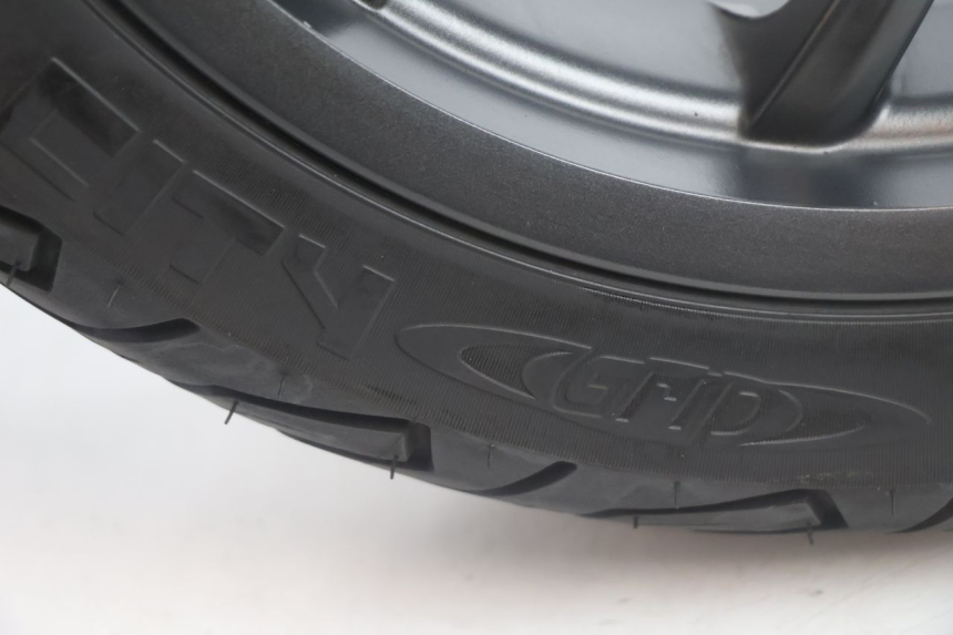 photo de ACHTERWIEL EN BAND PIAGGIO MP3 HPE 530 (2022 - 2026) - Zoom op kwaliteit