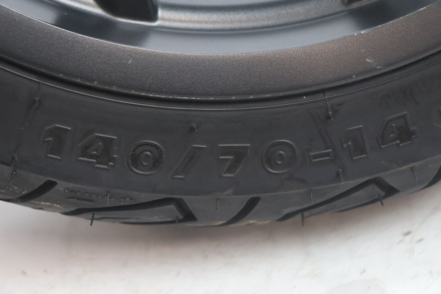 photo de ACHTERWIEL EN BAND PIAGGIO MP3 HPE 530 (2022 - 2026) - Profielaanzicht
