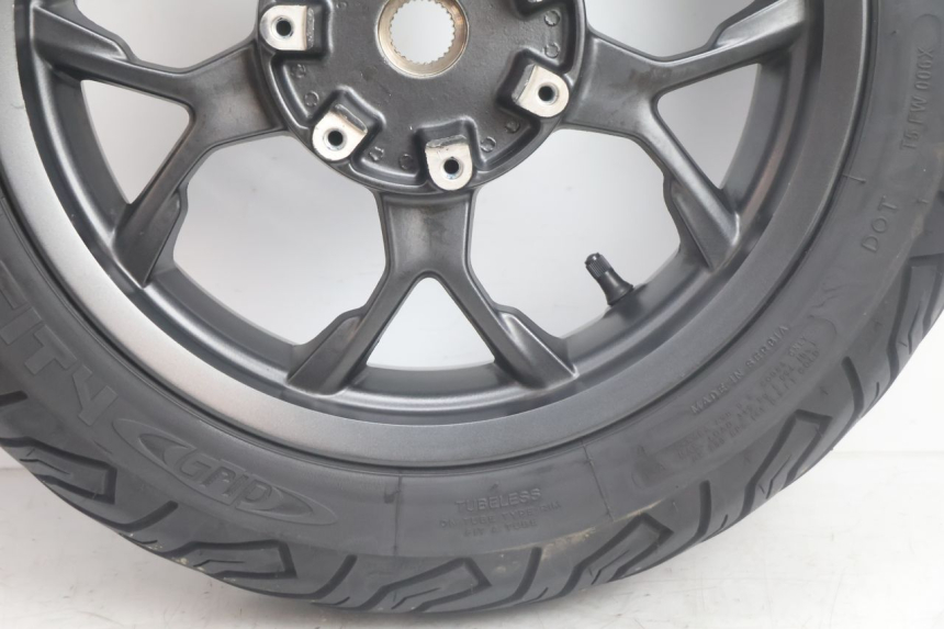 photo de ACHTERWIEL EN BAND PIAGGIO MP3 HPE 530 (2022 - 2026) - Zoom op gebruiksstaat