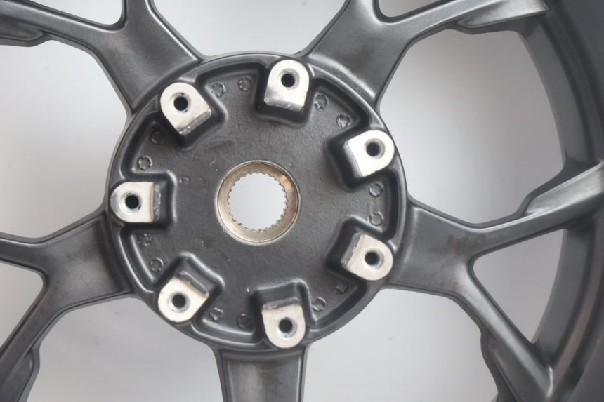 photo de ACHTERWIEL EN BAND PIAGGIO MP3 HPE 530 (2022 - 2026) - Technische close-up