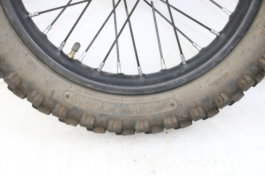 photo de ACHTERWIELVELG EN BAND APOLLO RFZ 125 - Kenmerkende details