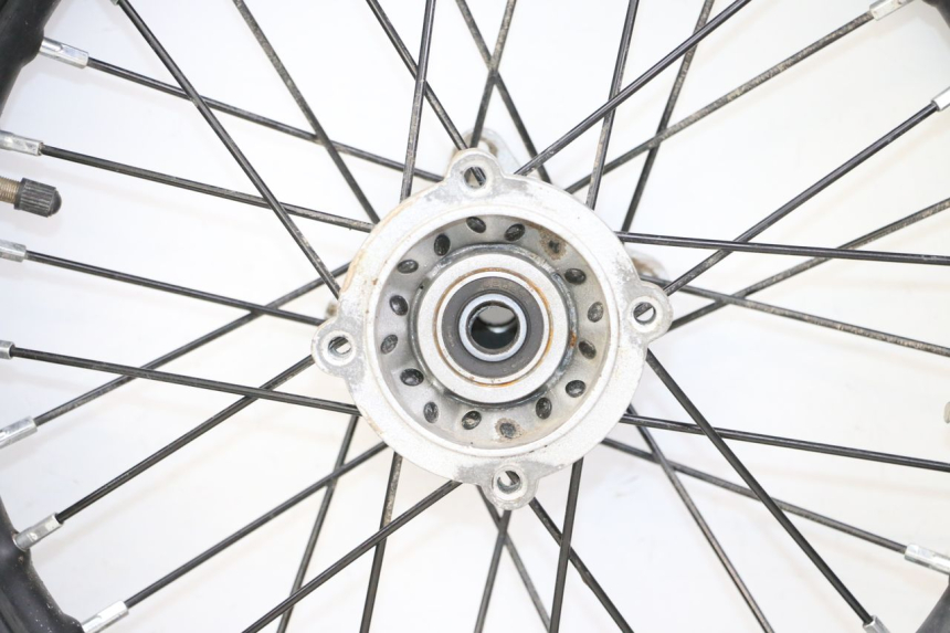 photo de ACHTERWIELVELG EN BAND APOLLO RFZ 125 - Focus op structuur