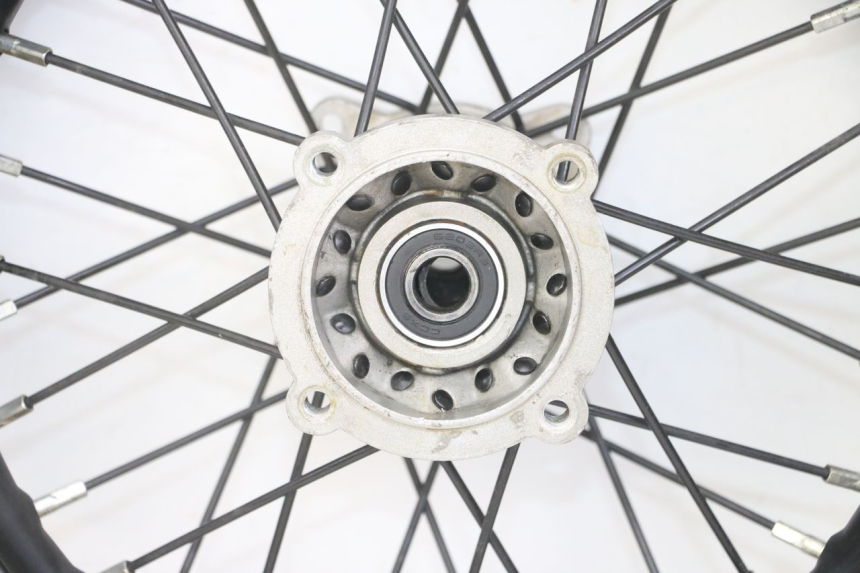 photo de ACHTERWIELVELG EN BAND APOLLO RXF 125 - Kenmerkende details