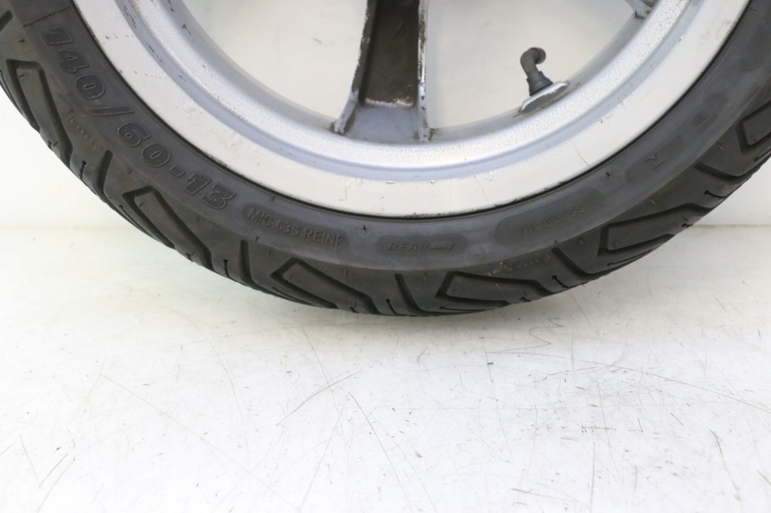 photo de ACHTERWIELVELG EN BAND PEUGEOT SATELIS 125 (2013 - 2018) - Kenmerkende details