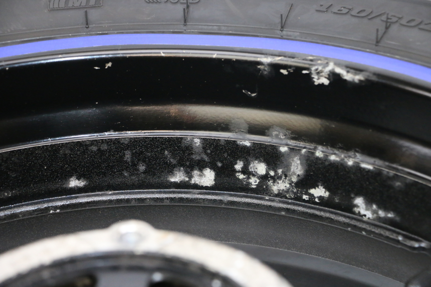 photo de ACHTERWIELVELG EN BAND SUZUKI GSX F GSXF 650 (2007 - 2015) - Zoom op componenten