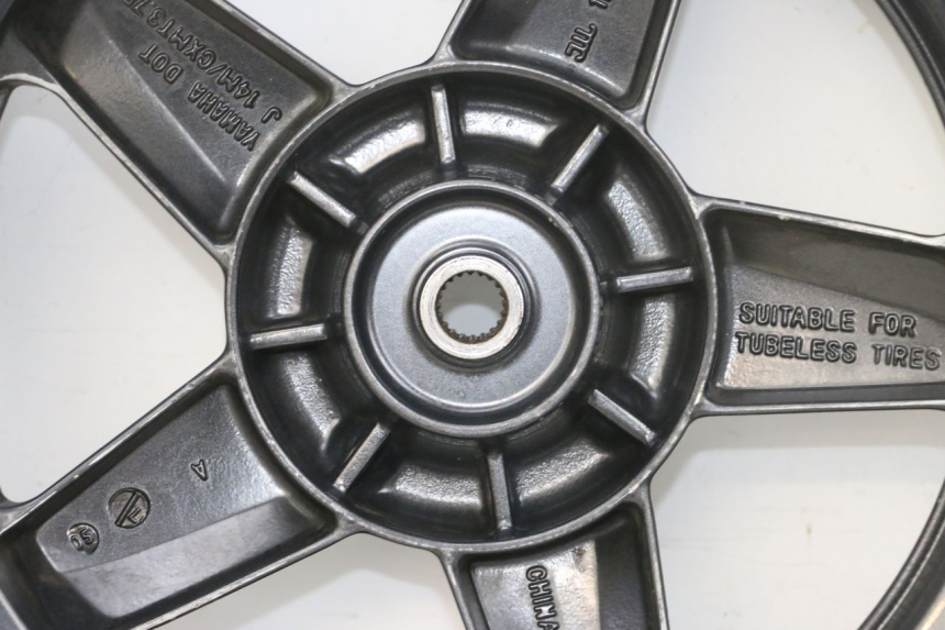 photo de ACHTERWIELVELG EN BAND YAMAHA XMAX X-MAX 125 (2006 - 2009) - Kenmerkende details