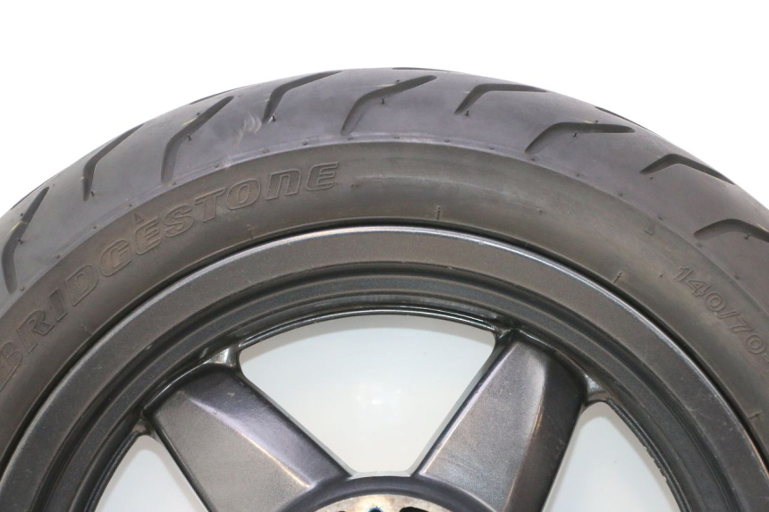 photo de ACHTERWIELVELG EN BAND YAMAHA XMAX X-MAX 125 (2006 - 2009) - Focus op structuur
