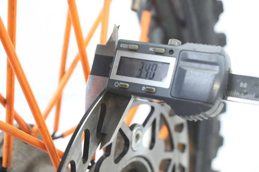 photo de VOORVELG EN BAND APOLLO RFZ 125 - Detail van het onderdeel