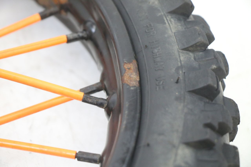 photo de VOORVELG EN BAND APOLLO RFZ 125 - Kenmerkende details