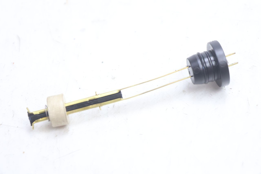 photo de OLIEPEILSTOK TANK PEUGEOT LUDIX SNAKE 2T 50 (2004 - 2014) - Andere kijkhoek