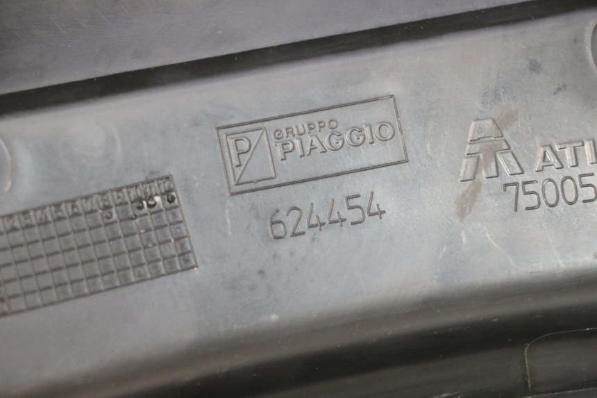 photo de Achterste onderste kuipverbinding PIAGGIO MP3 125 (2006 - 2014) - Technische close-up