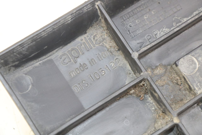 photo de ONDERSTE ACHTERKAP VERBINDING APRILIA SCARABEO 100 (2003 - 2012) - Detail van het onderdeel