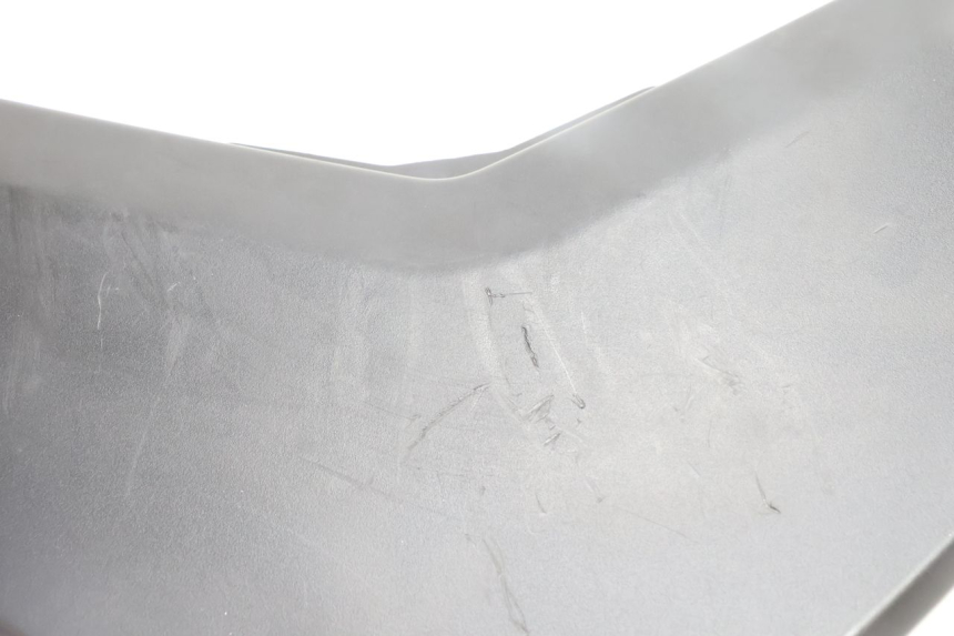 photo de BOVENSTE ACHTERKAP VERBINDING YAMAHA N-MAX NMAX 125 (2021 - 2024) - Detail van het onderdeel